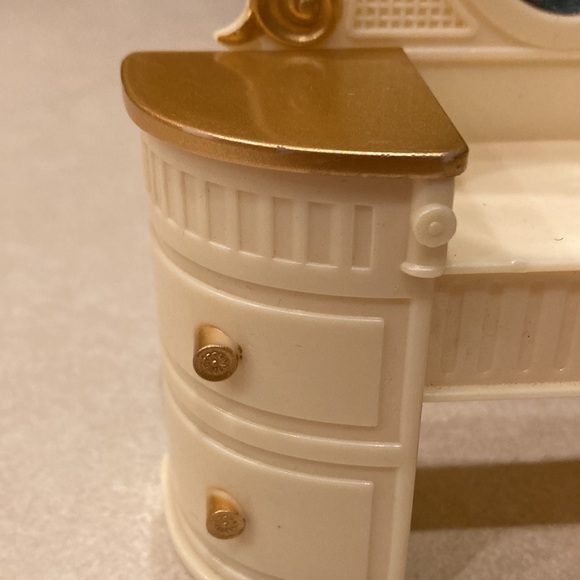 Vintage 1970s Barbie dresser with mirror. - Picture 4 of 7